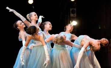 En gruppe personer som danser