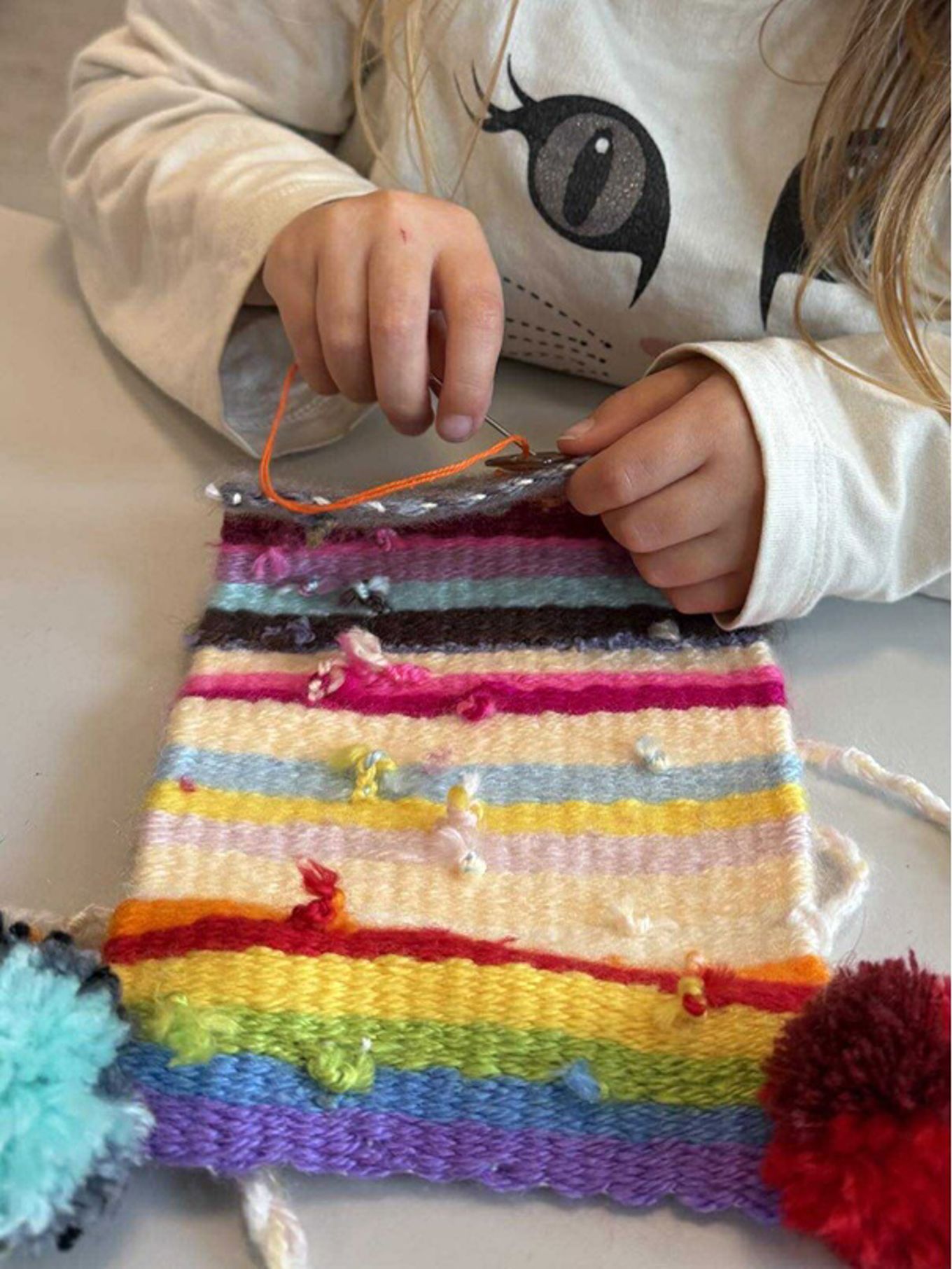 En person som skjærer en kake