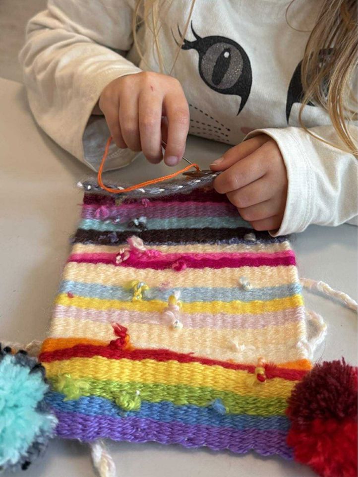 En person som skjærer en kake