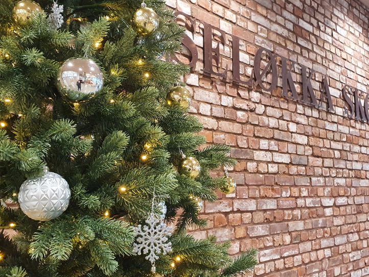 et tre med lys og ornamenter