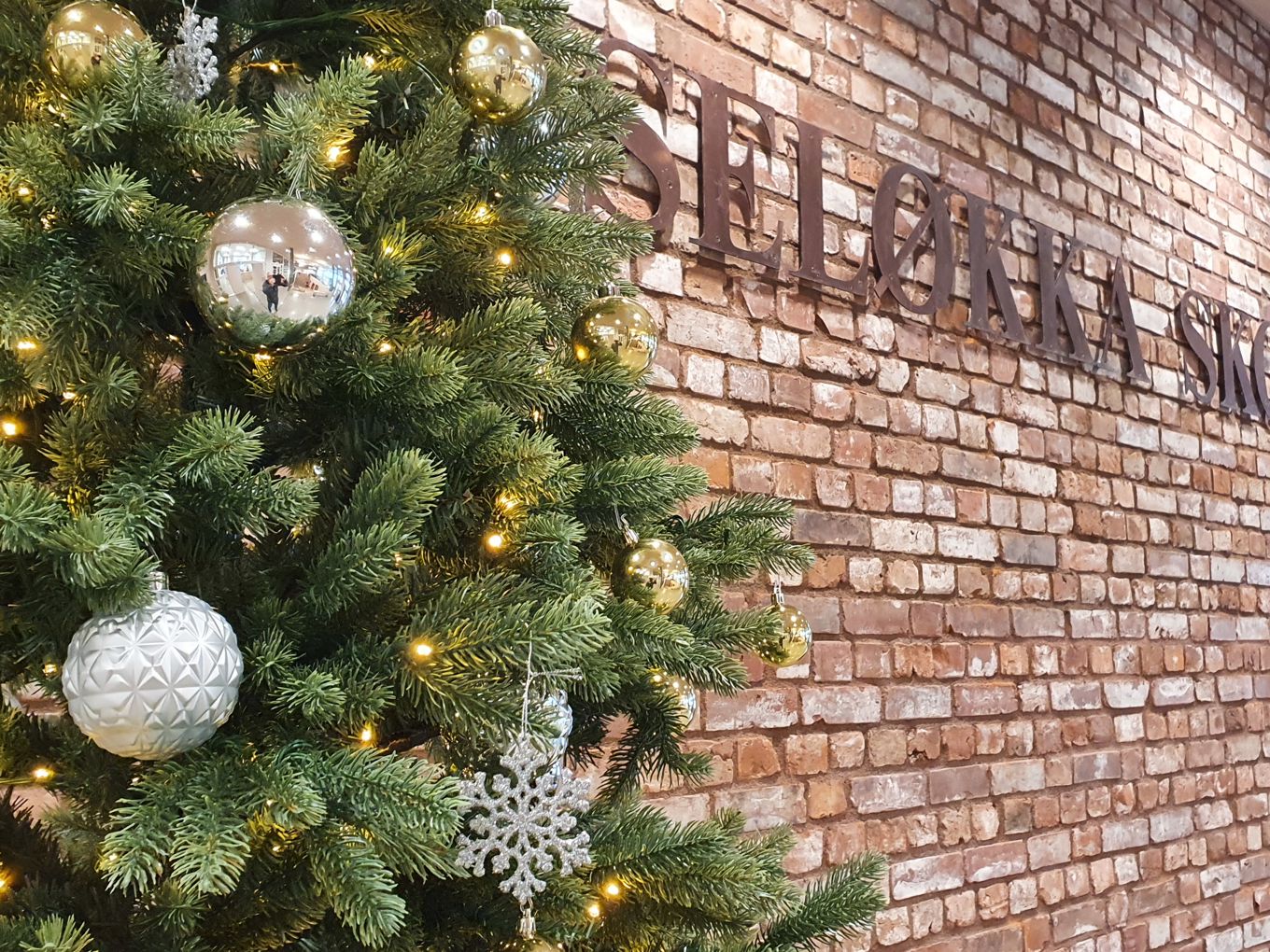 et tre med lys og ornamenter et tre med lys og ornamenter