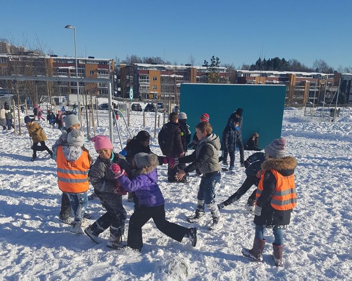 Elever i lek i snøen