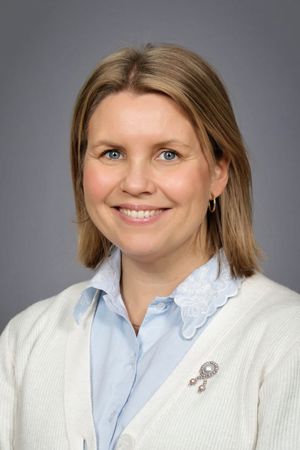 et nærbilde av en person som smiler