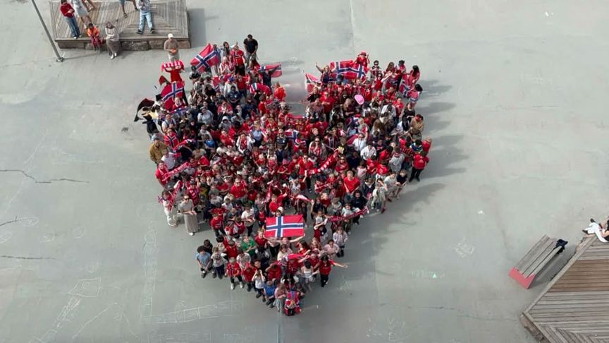 En stor gruppe mennesker som sitter på gulvet En stor gruppe mennesker som sitter på gulvet