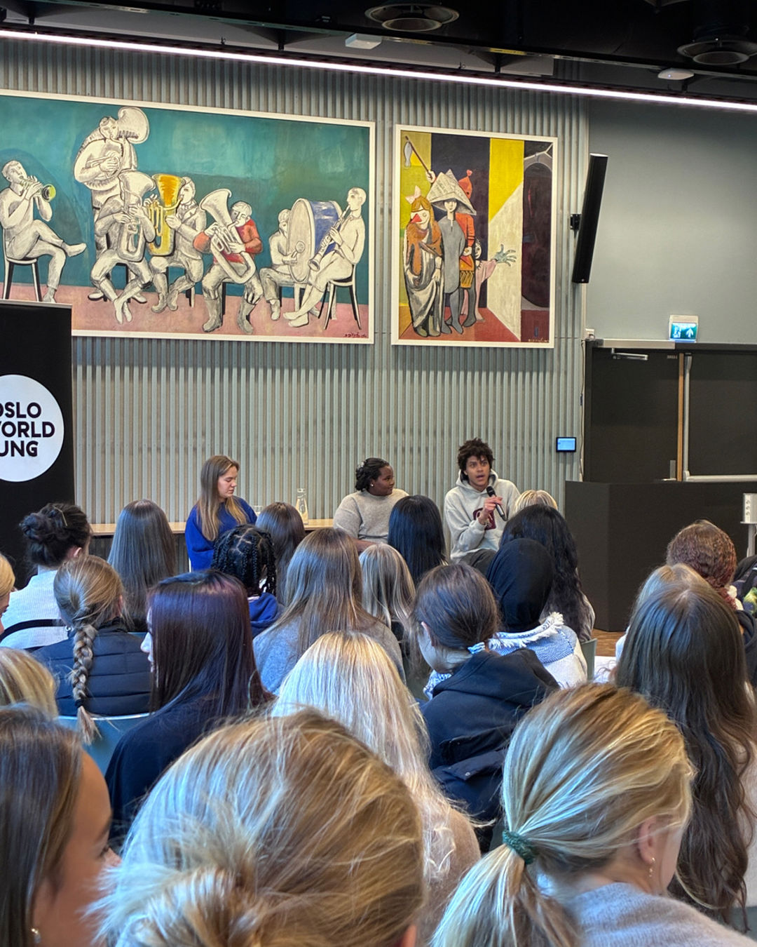 Foto: Merete Hansen en gruppe mennesker i et rom