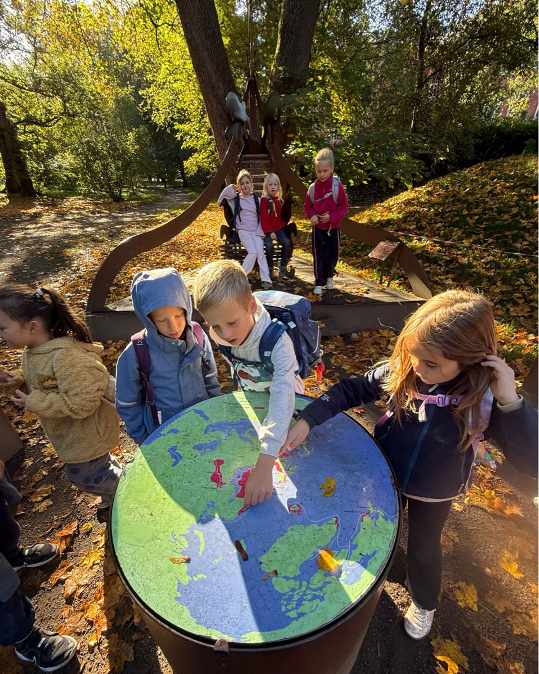 En gruppe barn som leker i en park