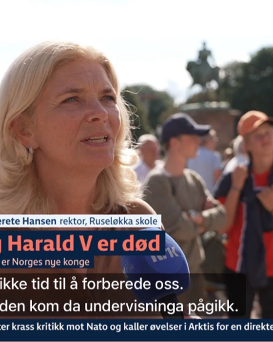 Foto: Merete Hansen en person som smiler med folk bak