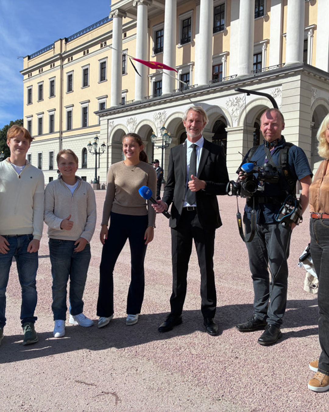 Foto: Merete Hansen en gruppe mennesker som poserer for et bilde foran en bygning