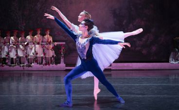 en person og en person som danser på en scene