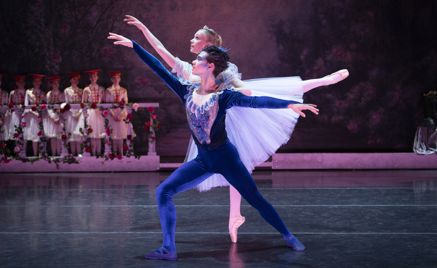 en person og en person som danser på en scene