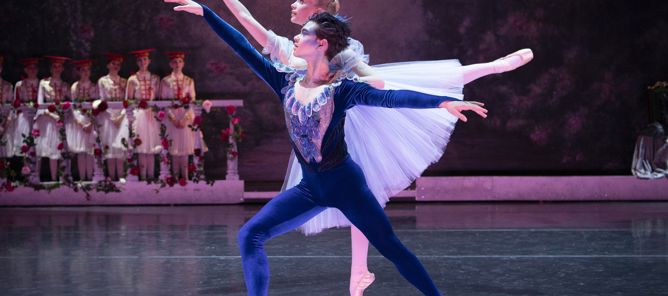 en person og en person som danser på en scene