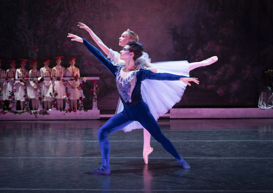 en person og en person som danser på en scene