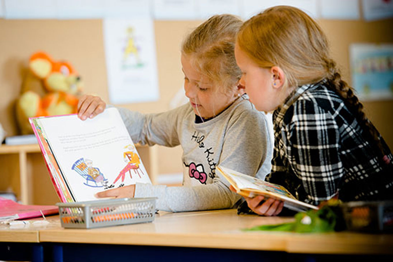 elever som samarbeider