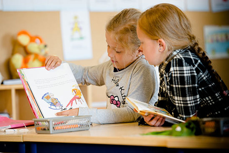 elever som samarbeider