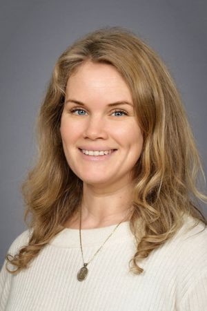 et nærbilde av en person som smiler