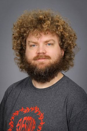 en person med krøllete hår