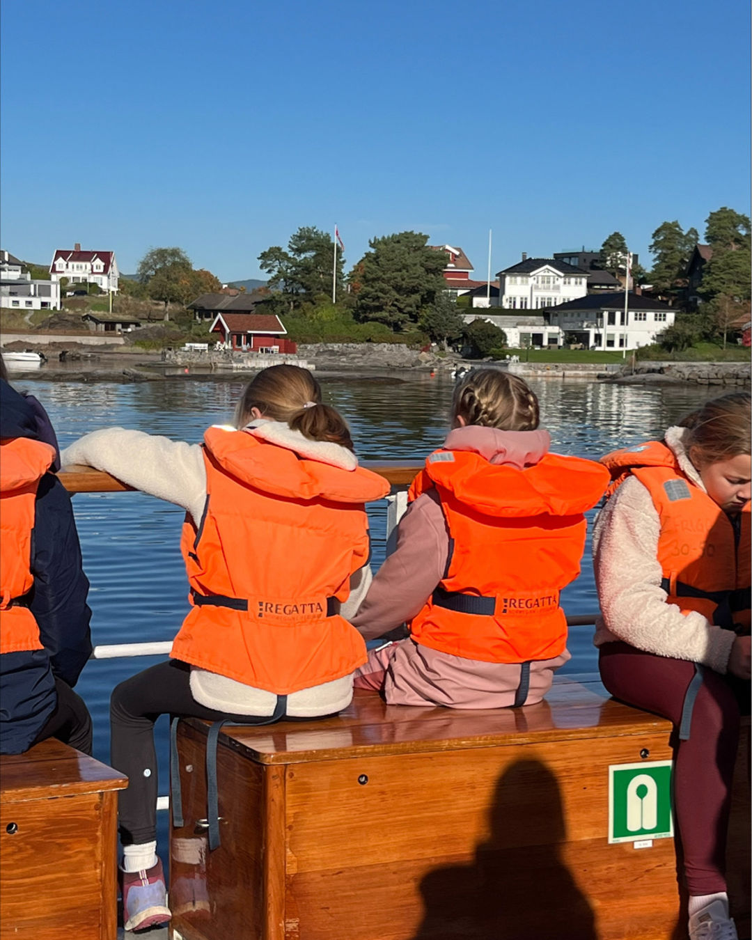 en gruppe mennesker med redningsvester
