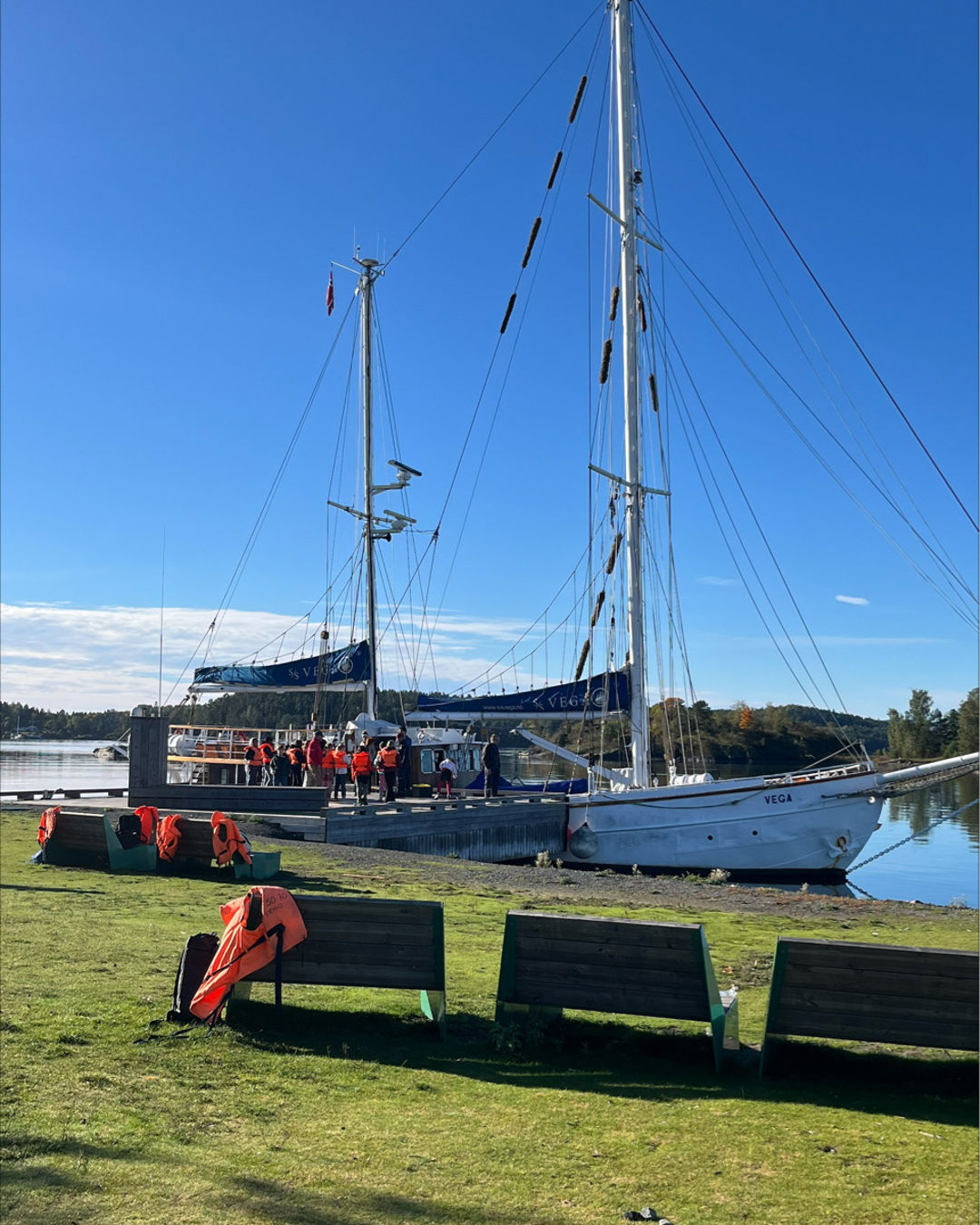 En seilbåt la til kai ved en brygge