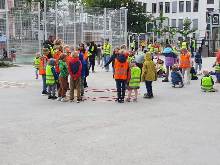 elever i skolegården