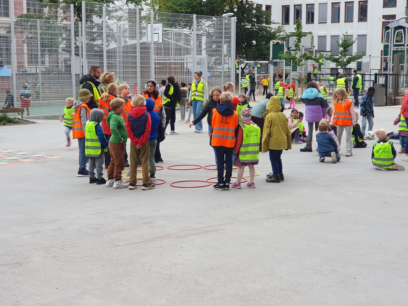 elever i skolegården elever i skolegården