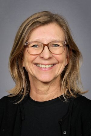 et nærbilde av en person som smiler