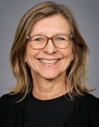 et nærbilde av en person som smiler et nærbilde av en person som smiler