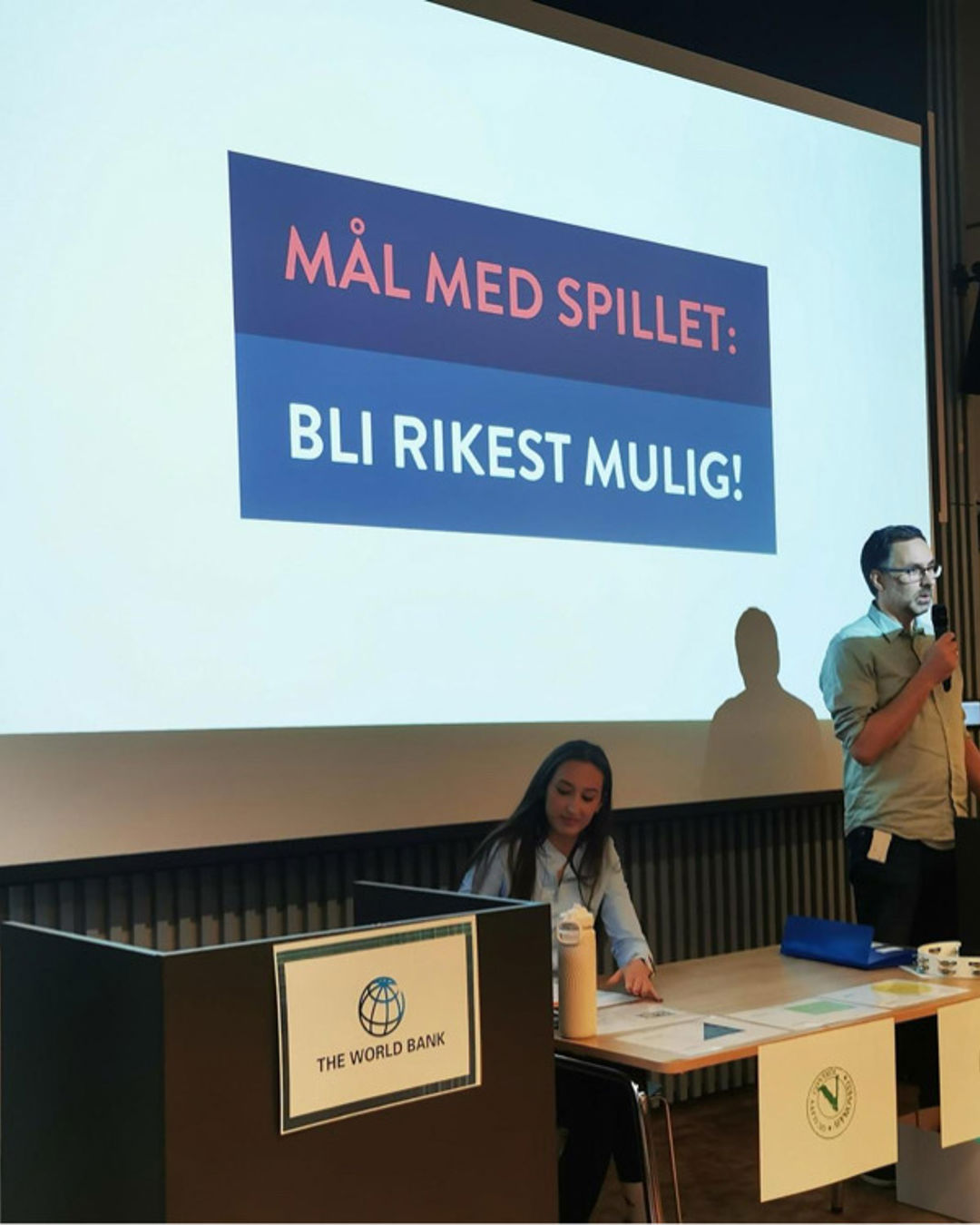 en person som står foran en stor skjerm