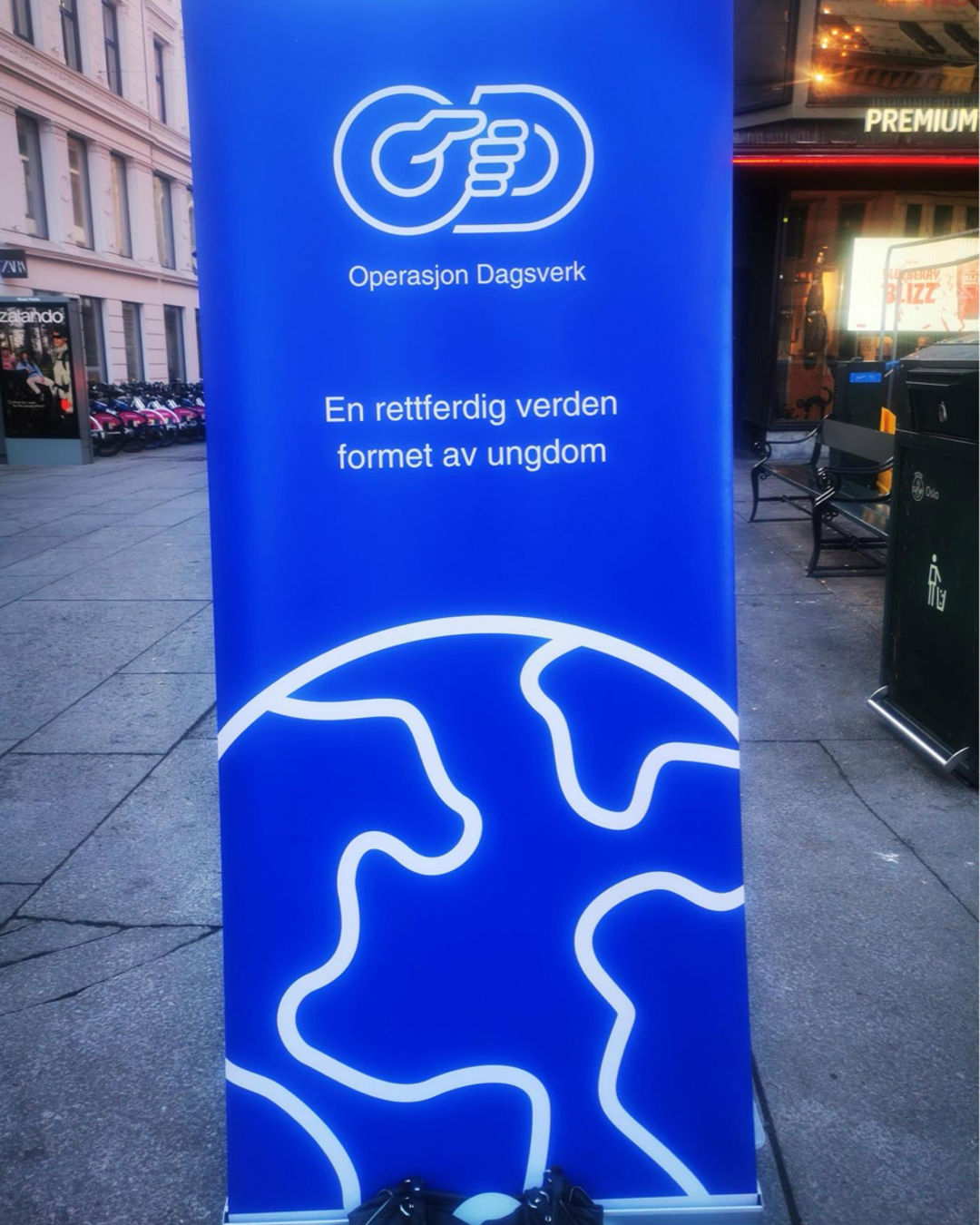 et skilt på fortauet