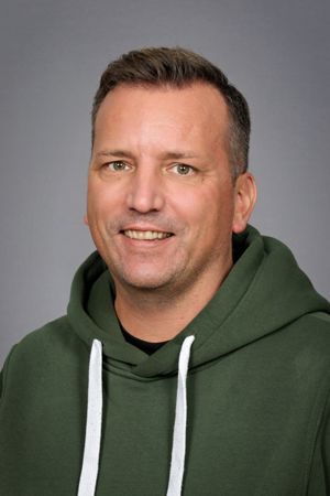 en person iført en grønn genser