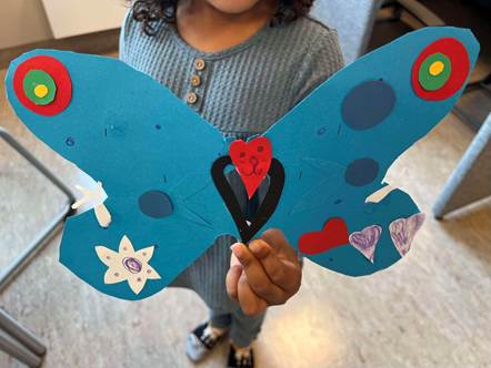 Et bilde som inneholder person, sommerfugl, kl&aelig;r, holde

KI-generert innhold kan v&aelig;re feil.