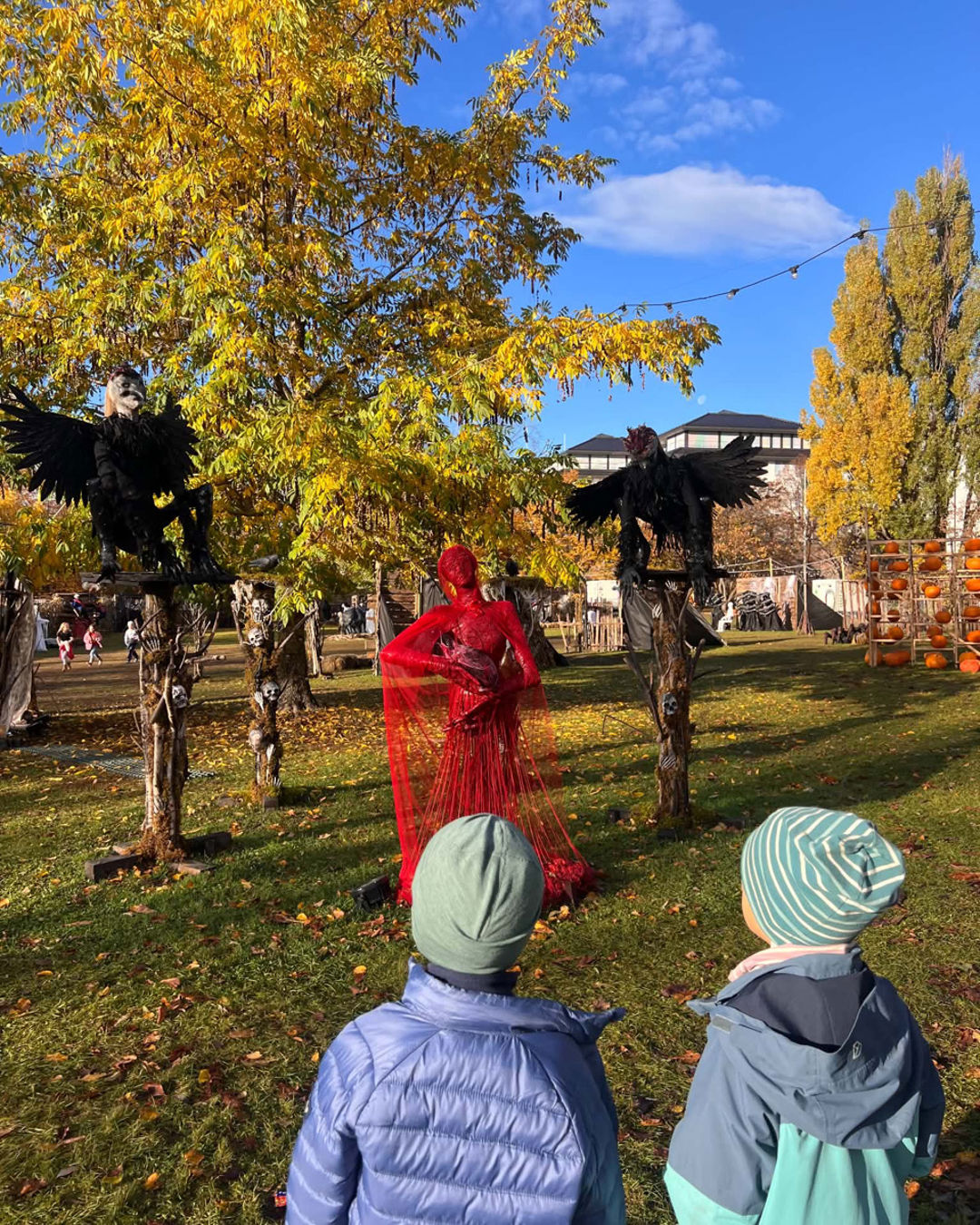 Foto: Tora Marie Baggerud Dalen en gruppe mennesker som ser på en statue
