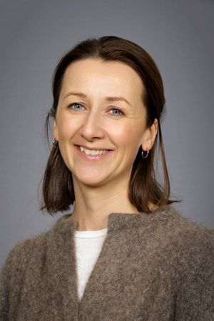 en person som smiler til kameraet