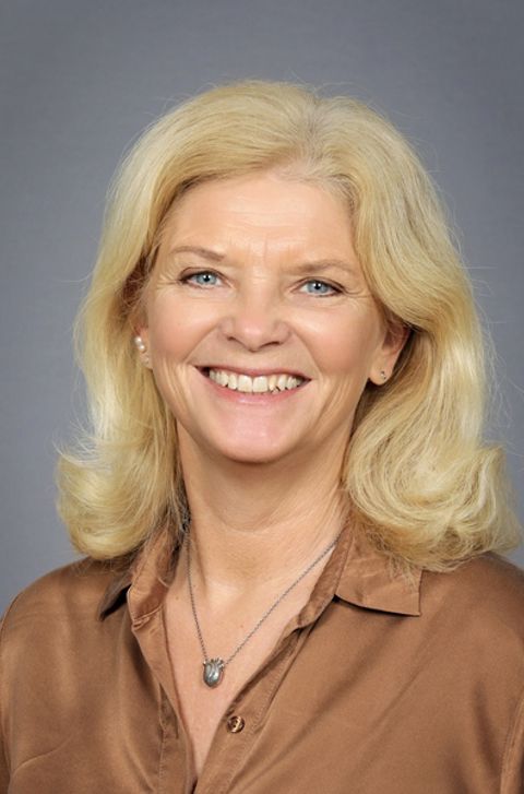 et nærbilde av en person som smiler