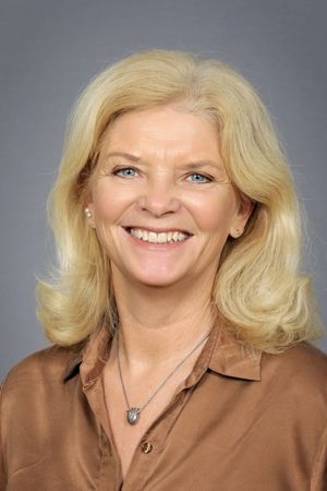 et nærbilde av en person som smiler