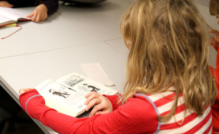 Elev som leser.