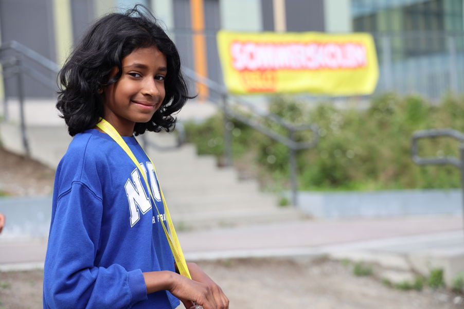 en person i blå skjorte en person i blå skjorte