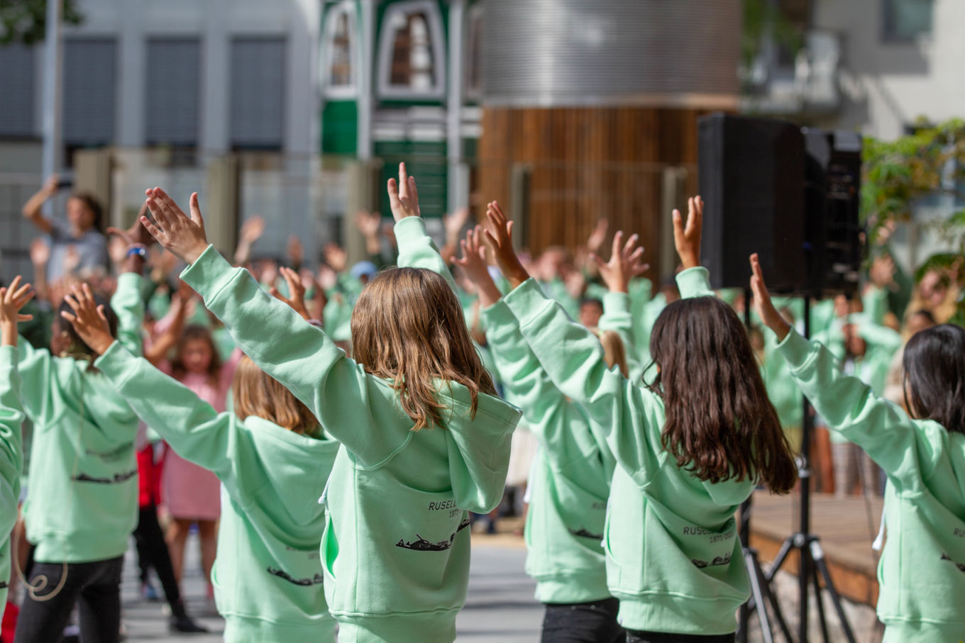 elever på åpning av skolen